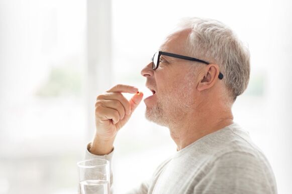 bir adam prostatit için antibiyotik alıyor